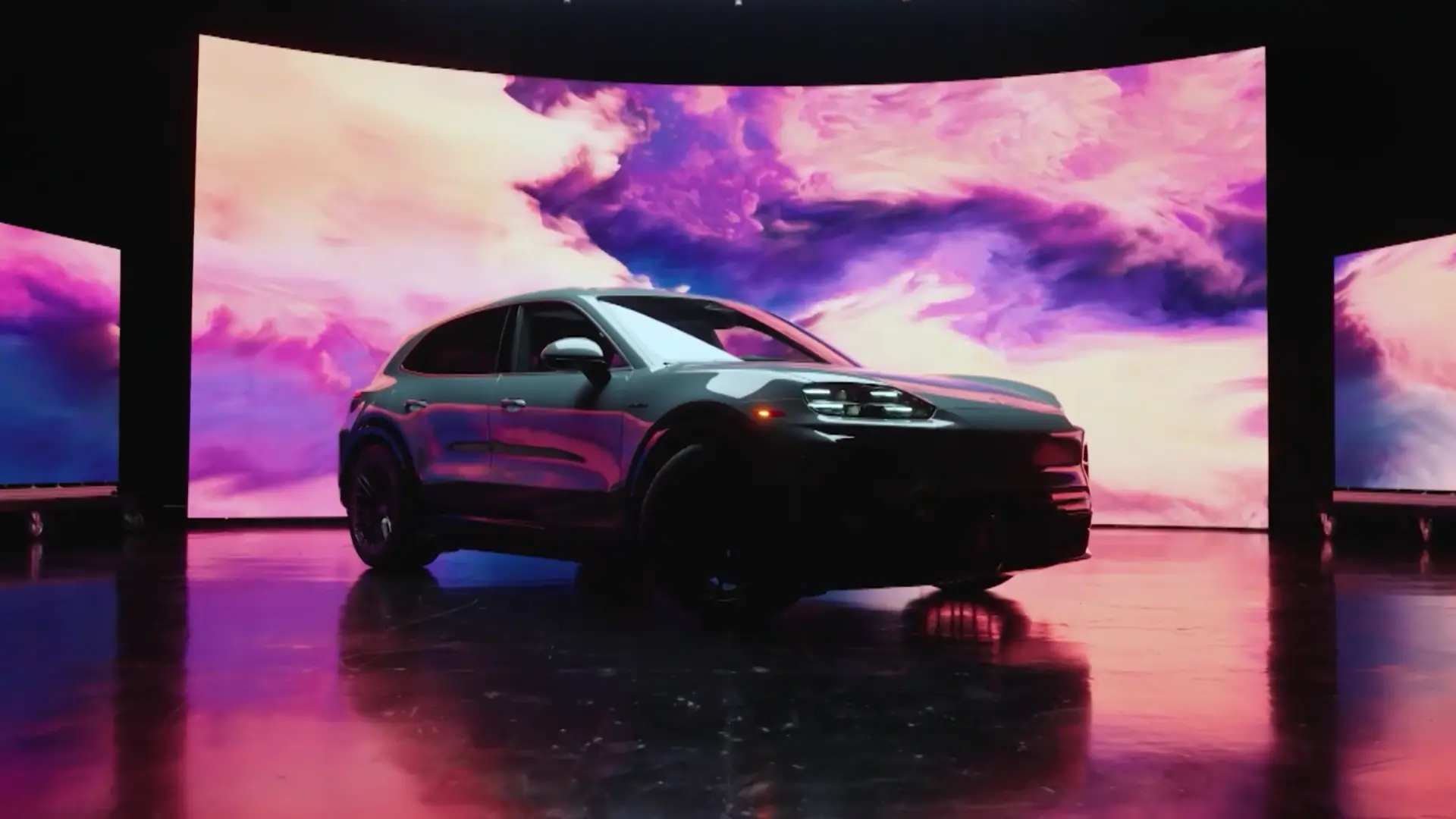 Porsche giới thiệu SUV điện với sạc không dây